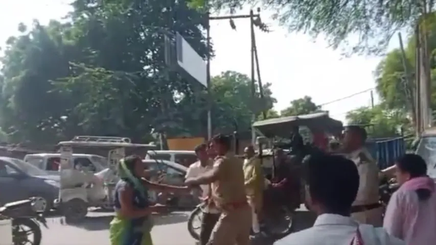 police vs women: పోలీసు అధికారిని చెప్పుతో కొట్టిన మహిళ..అసలేం జరిగిందంటే