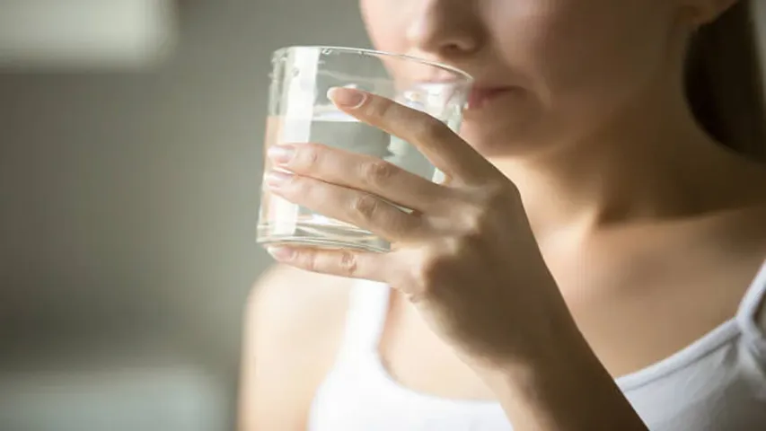 Health Tips : ఉదయం గోరువెచ్చని  నీళ్లు తాగుతున్నారా? అయితే మీ శరీరంలో ఈ మార్పులు గమనించాల్సిందే..!!