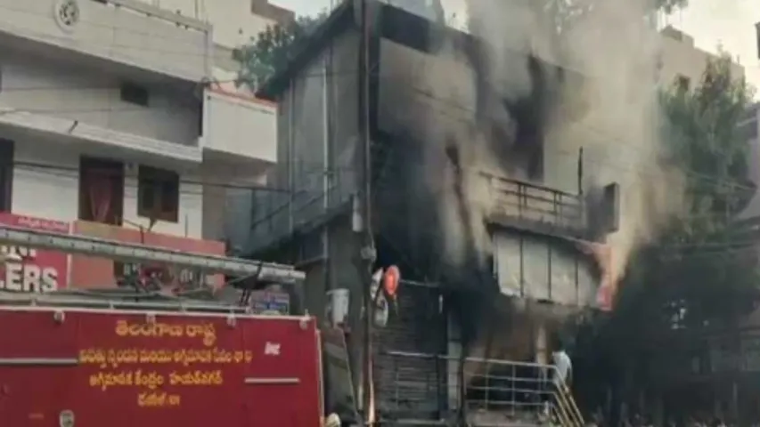 వనస్థలిపురం వీఐపీ స్టోర్‌ లో భారీ అగ్ని ప్రమాదం