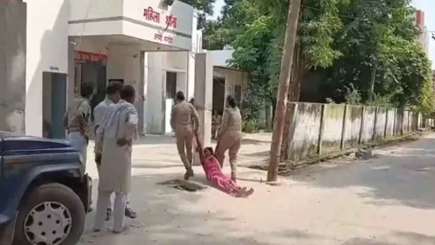 UP Crime: వికలాంగ మహిళను రోడ్డు మీద ఈడ్చుకెళ్లిన మహిళా కానిస్టేబుళ్లు!