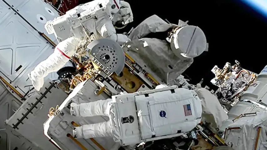 NASA: అయ్యో.. అంతరిక్షంలో బ్యాగును పోగొట్టుకున్న వ్యోమగాములు..