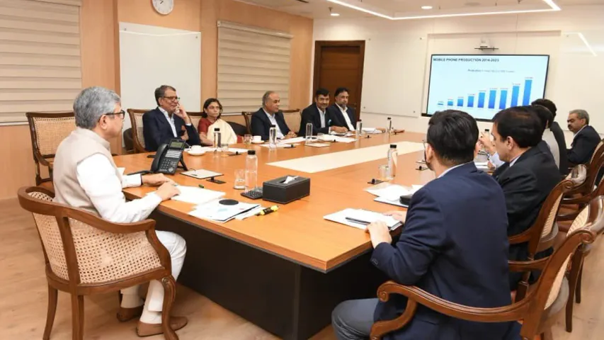Mobile Phones: పీక్స్ లో మొబైల్ ఫోన్ల తయారీ.. భారత్ లో వేగంగా పెరుగుతున్న ఇండస్ట్రీ 