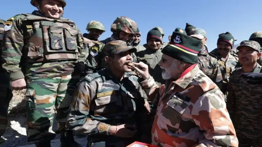 PM MODI : మీరెక్కడ ఉంటే అక్కడే పండగ...సైనికుల్లో మనోధైర్యాన్ని నింపిన మోదీ..!!