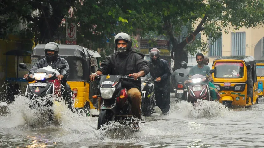 Tamil Nadu: తమిళనాడును ముంచెత్తుతున్న వర్షాలు.. స్కూళ్లకు సెలవులు..