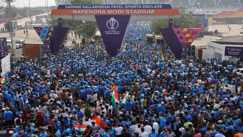 ICC World Cup Final: మరికొద్దిసేపట్లో ఫైనల్స్.. భారీగా స్టేడియంకు చేకుకుంటున్న అభిమానులు..