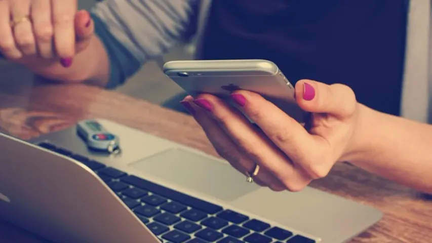 Tech Tips: ఫోన్ పాడైపోయిందని సర్వీస్ సెంటర్‌లో ఇస్తున్నారా? ముందు ఇది తెలుసుకోండి..