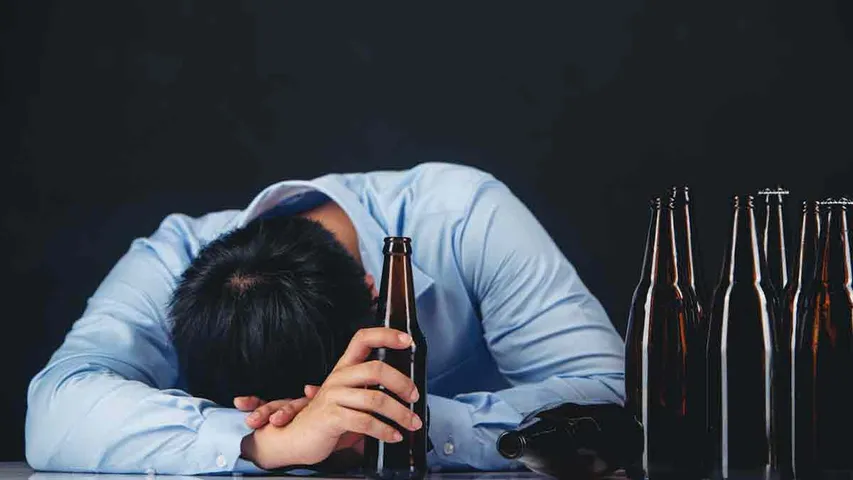 Alcohol Effects: ఈ లక్షణాలు కనిపిస్తున్నాయా?.. మద్యం వెంటనే మానేయండి!