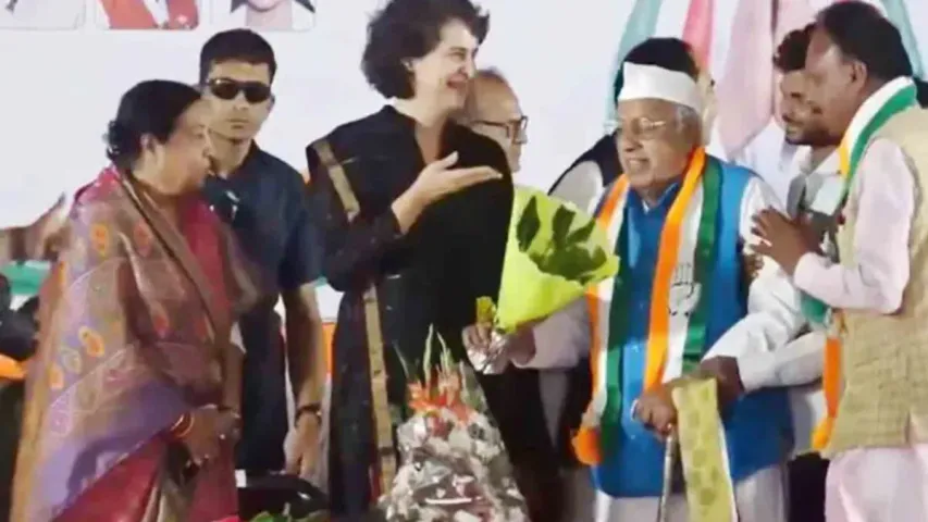 ఖాళీ బొకేతో ప్రియాంక గాంధీని ఆహ్వానించిన కాంగ్రెస్‌ నాయకులు!