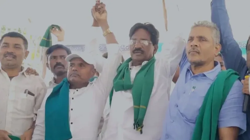 ధర్నా చౌక్ వద్ద కర్ణాటక రైతుల ఆందోళన.!