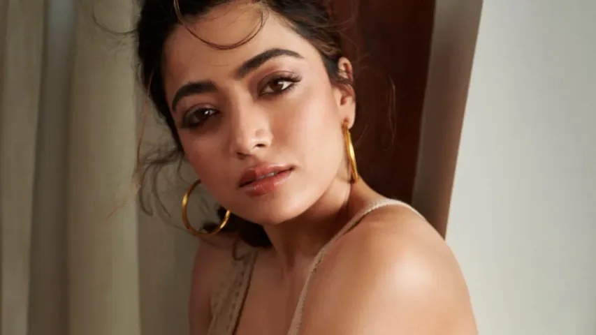 Rashmika: డీప్‌ ఫేక్‌ వీడియో పై రష్మిక ఎమోషనల్.!