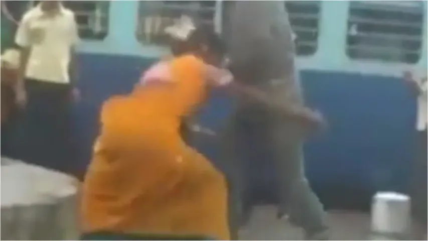 రైల్వే స్టేషన్‌ లో రెచ్చిపోయిన భార్య.. భర్తను రఫ్ ఆడించింది..!(వీడియో)