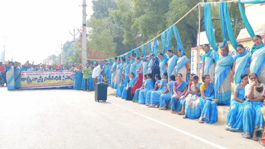 Anganwadi Workers : కొనసాగుతున్న అంగన్వాడీల ఆందోళన..ఉరివేసుకుని మరి..!