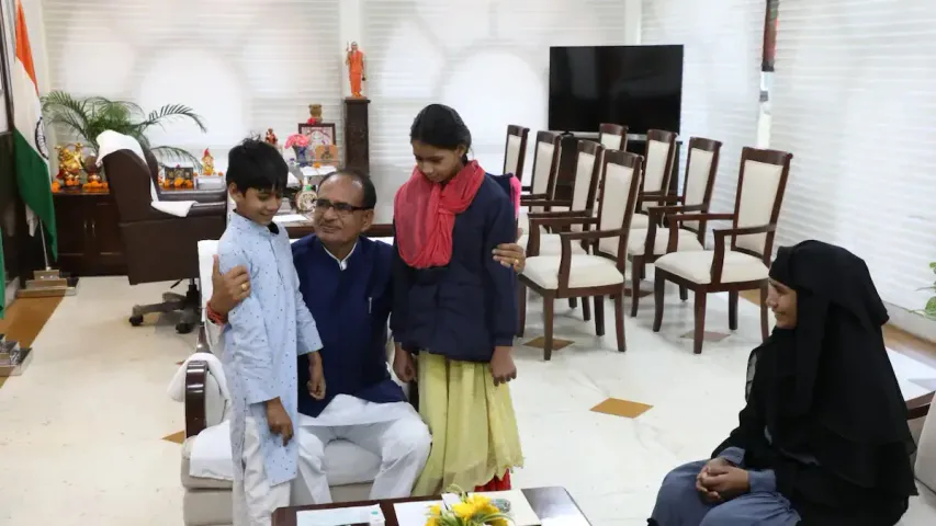 Madhya Pradesh : బీజేపీకి ఓటు వేయడంతో ముస్లీం మహిళను కొట్టిన బంధువు.. చివరికి