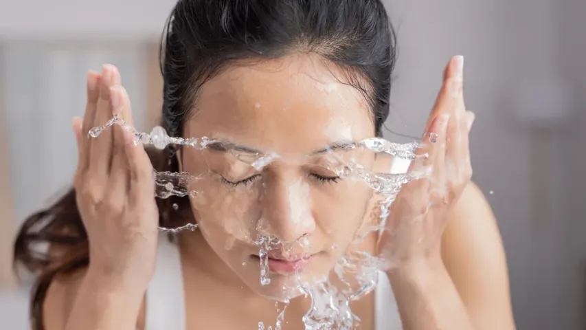 Winter Beauty Tips: చలికాలంలో వేడి నీటితో ముఖం కడుగుతున్నారా? ఇది తప్పక తెలుసుకోండి..!