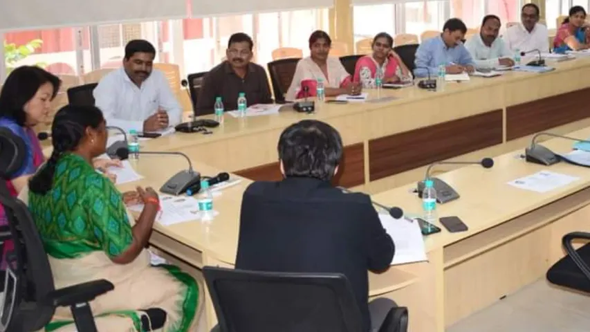 Medaram : మేడారం జాతరకు జాతీయ హోదా తెచ్చుకుందాం.. అధికారులతో మంత్రి సీతక్క సమీక్ష