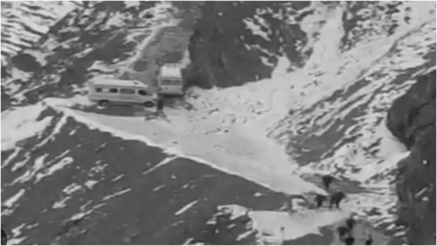J&K: విహార యాత్రలో విషాదం.. కారు లోయలో పడి...