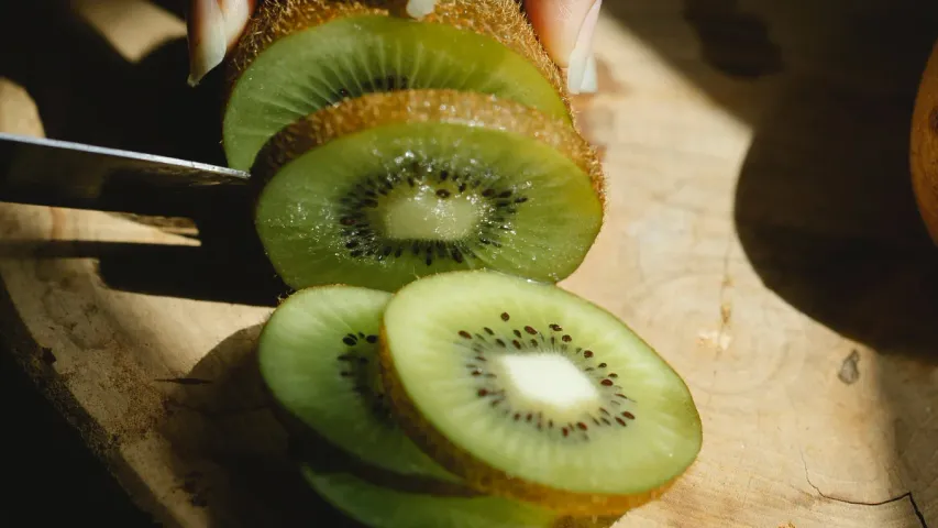 Kiwi Health Benefits: కివీ పండు పొట్టు సులభంగా వలిచే చిట్కాలు..మీరూ ట్రై చేయండి