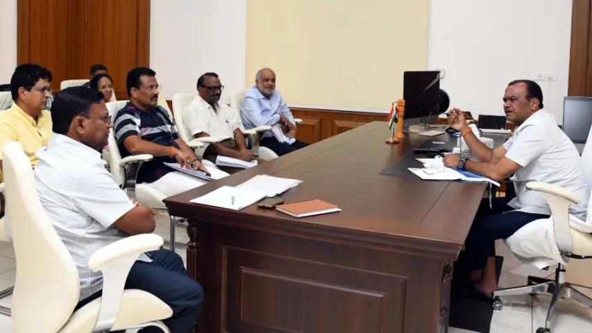 Telangana News: తెలంగాణ ప్రజలకు శుభవార్త.. రోడ్లు, హాస్పిటల్స్ నిర్మాణాలపై మంత్రి కోమటిరెడ్డి కీలక ఆదేశాలు!