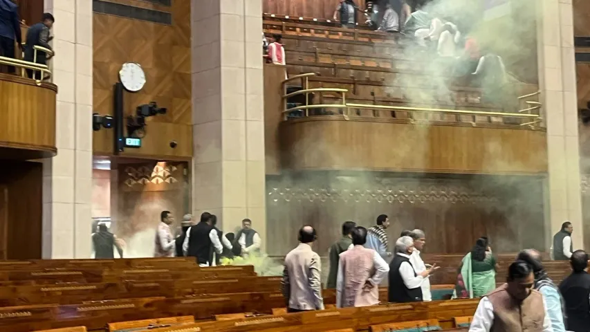 Parliament Security Breach: పార్లమెంటులో భద్రతా వైఫల్యం ఘటన.. లొంగిపోయిన కీలక సూత్రధారి..
