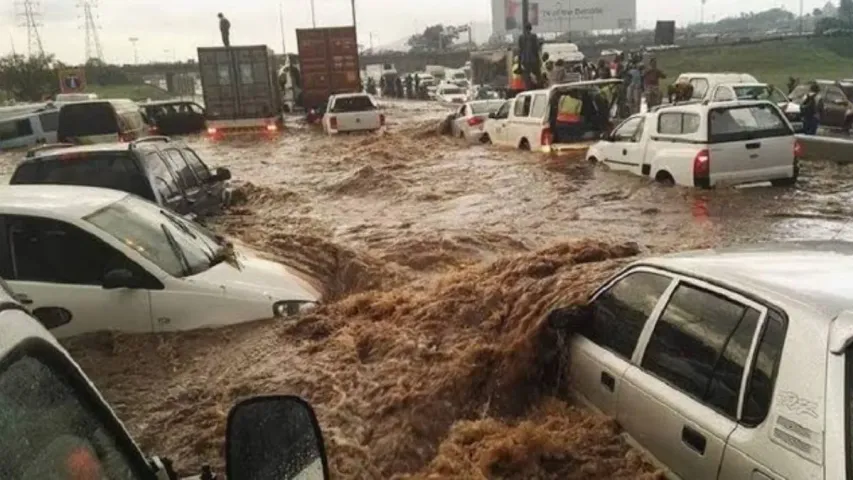South Africa Flood: దక్షిణాఫ్రికాను ముంచెత్తిన భారీ వర్షాలు..వరదల్లో చిక్కుకున్న వేలాది మంది ప్రజలు..!!