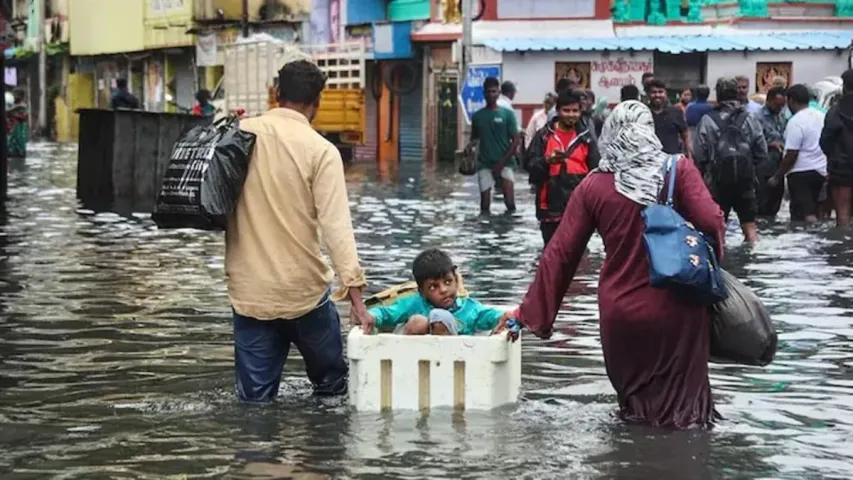 TN Rains: తమిళనాడులో భారీ వర్షాలు.. నీటమునిగిన గ్రామాలు.. స్కూళ్లకు సెలవు