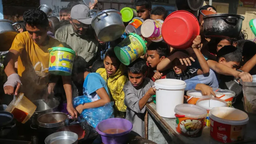 Israel hamas war: గాజాలో పెరుగుతున్న ఆకలి కేకలు.. ఆహారం కోసం ఎగబడుతున్న జనాలు..