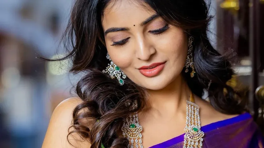 Ananya : ట్రెడిషనల్ లుక్స్ తో అట్రాక్ట్ చేస్తోన్న వకీల్ సాబ్ బ్యూటీ.!