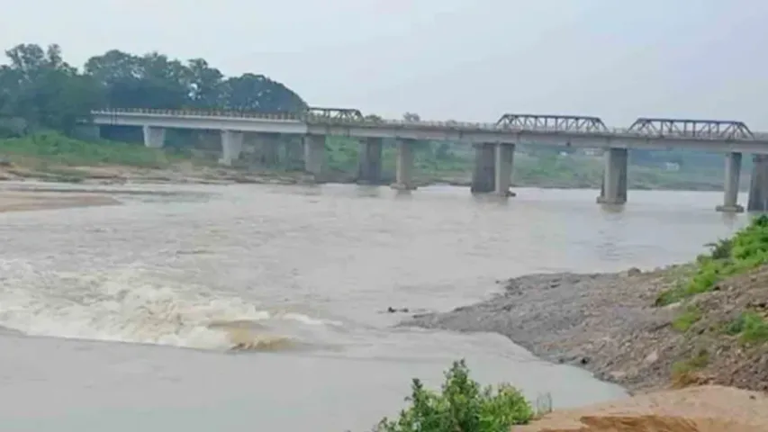 Ranchi: పోలీసుల నుంచి తప్పించుకునేందుకు నదిలో దూకిన నేరగాళ్లు!