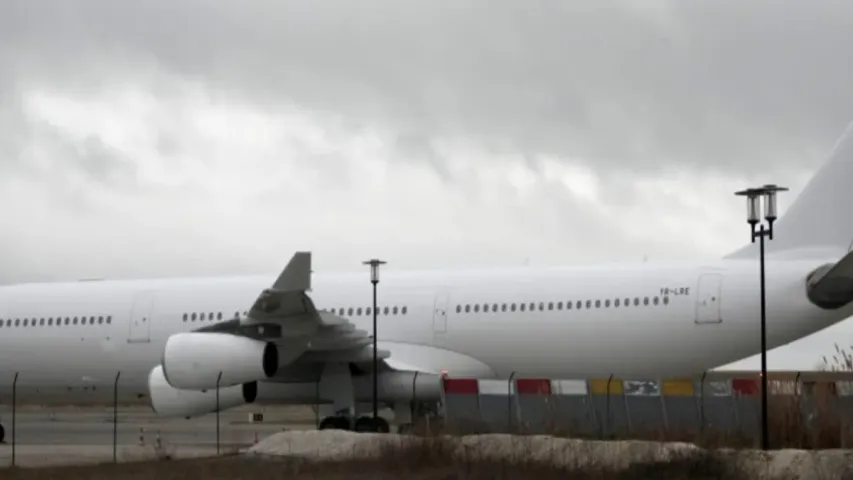 Airlines : ఫ్రాన్స్‌ లో చిక్కుకున్న భారతీయుల విమానానికి లైన్‌ క్లియర్‌..నేడు భారత్‌ కు!