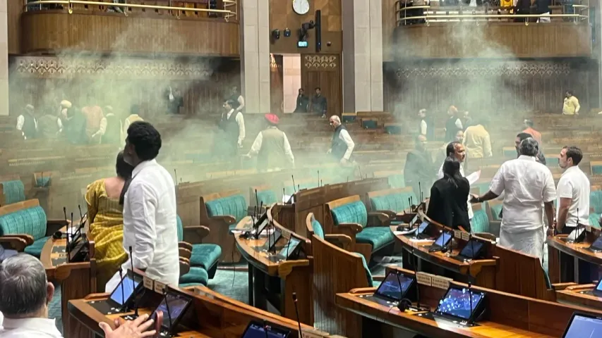 Lok Sabha: లోక్ సభలో భద్రతా వైఫల్యం.. టియర్ గ్యాస్ వదిలిన ఆగంతకులు..అసలేమైందంటే?