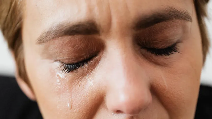 Tears Smell: అమ్మాయిల కన్నీళ్లకు ఇంత పవరా? కన్నీళ్లను వాసన చూస్తే ఇలా ఉంటది మరి..!