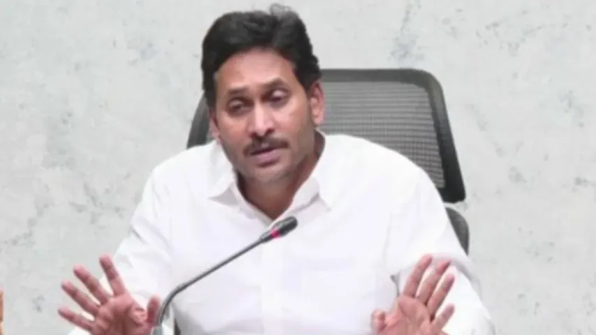 తుపాను ప్రభావిత ప్రాంతాల్లో సీఎం జగన్..నష్టపోయిన ప్రతి రైతును ఆదుకుంటామని హామీ