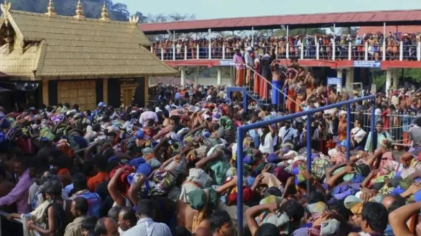 Sabarimala : శబరిమలలో అయ్యప్ప భక్తులపై పోలీసులు లాఠీచార్జ్..!!