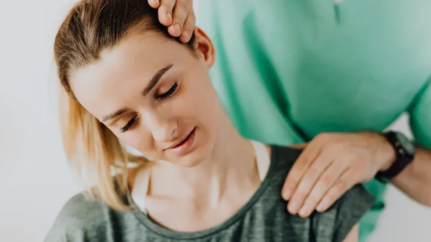 Neck Pain: మెడ నొప్పి వేధిస్తుందా..? అయితే ఈ చిట్కాలు మీకోసమే!