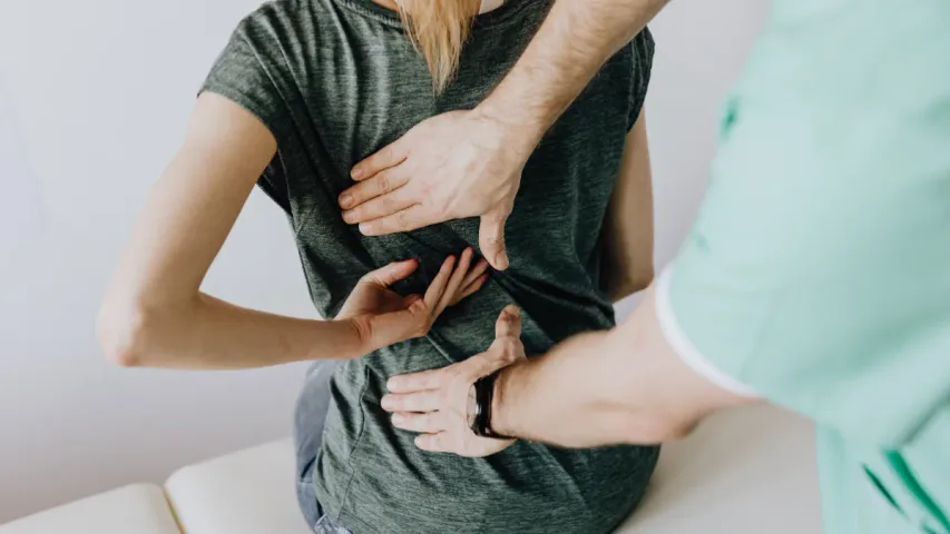 Health Tips: వెన్నుముక నొప్పిని తరిమి కొట్టాలంటే.. ఈ 3 తప్పులు చేయకండి..!
