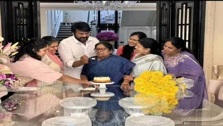 Chiranjeevi: తల్లికి 'పద్మవిభూషణ్ చిరంజీవి' స్పెషల్‌ బర్త్‌డే విషెష్‌..ఫొటోలు వైరల్..!!