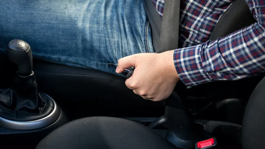 Car Hand Brake : కారు హ్యాండ్ బ్రేక్ ని హ్యాండిల్ చేయడం ఎలా అంటే.. 