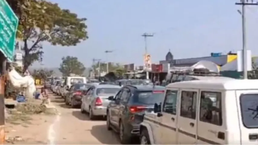 Medaram Jatara: మేడారంలో 9 కి.మీ. ట్రాఫిక్ జామ్.. పోటెత్తిన భక్తులు