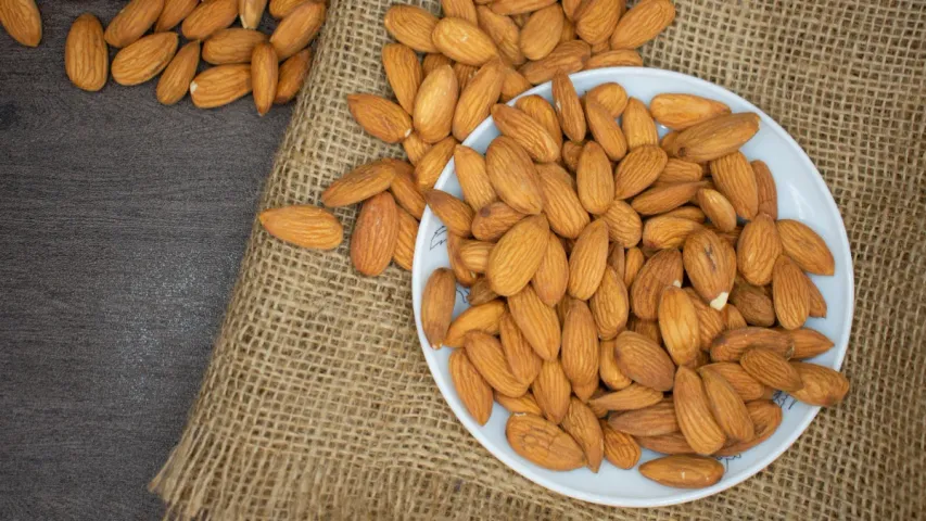 Almonds: బాదం తింటున్నారా..? అయితే ఇవి తెలుసుకోండి