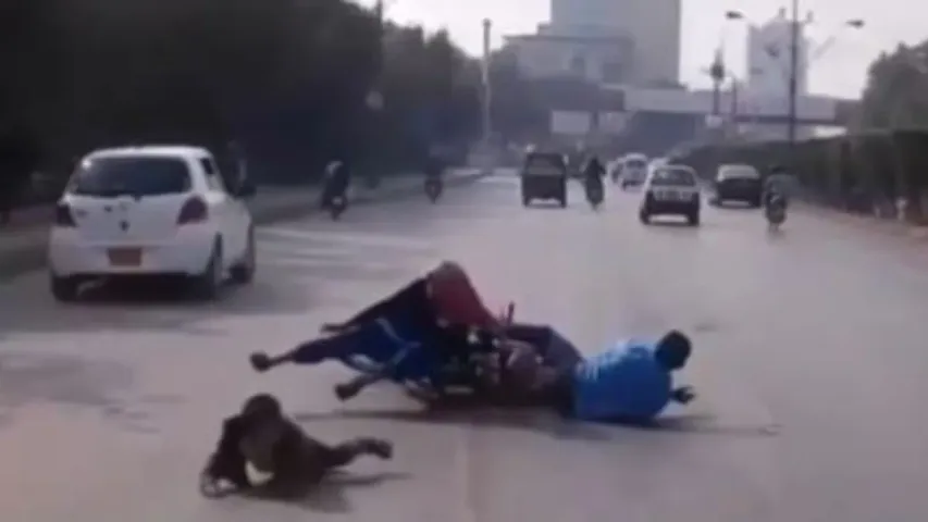 Viral Video: బైక్ వీల్ లో చీర చుట్టుకుని ఘోర ప్రమాదం.. షాకింగ్ వీడియో విడుదల చేసిన సైబరాబాద్ పోలీసులు!