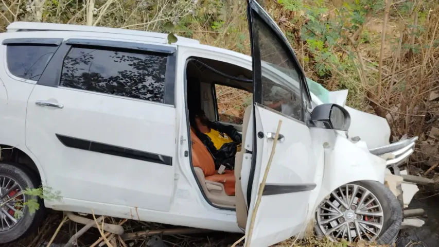 Crime News: సిద్దిపేట జిల్లాలో రోడ్డు ప్రమాదం.. డివైడర్ ను ఢీకొట్టిన ఎర్టిగా కారు..ఒకరు మృతి