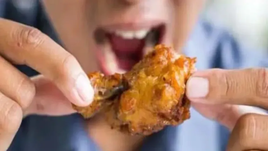 Chicken : ప్రాణం తీసిన చికెన్‌ ముక్క.. గొంతులో ఇరుక్కుని యువకుడి మృతి!