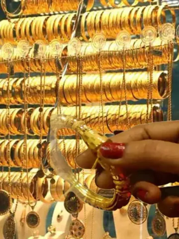 Gold Rate Today : కొద్దిగా తగ్గిన బంగారం.. వెండి ధరలు.. ఈరోజు ఎంతున్నాయంటే.. 