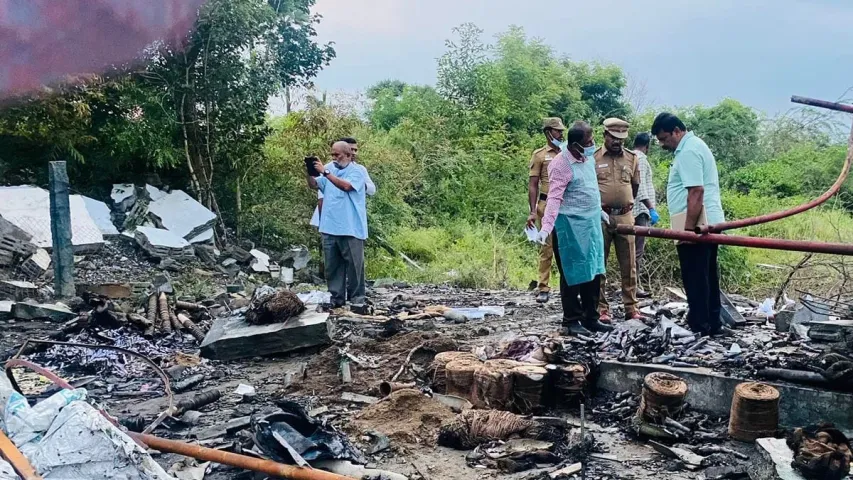 Crime News : బాణసంచా తయారీ ఫ్యాక్టరీలో భారీ పేలుడు.. ముగ్గురు మృతి..