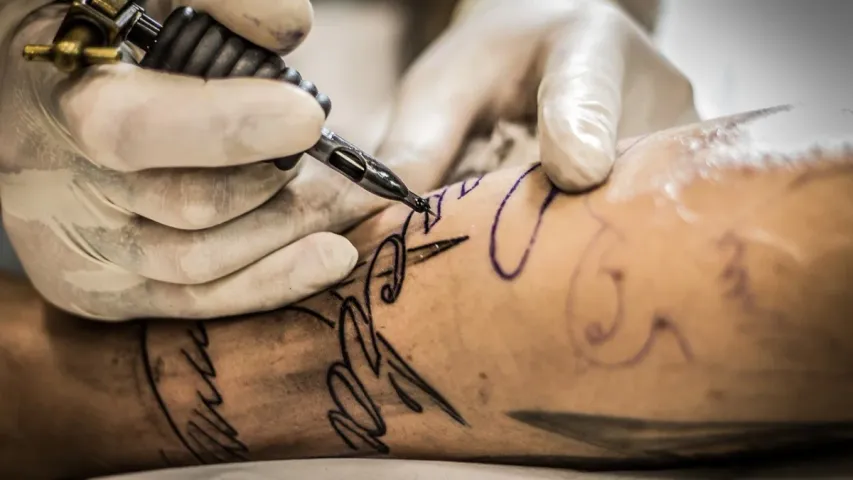 Tattoo: పచ్చబొట్టు వేయించుకుంటున్నారా..ఈ విషయాలు తెలుసుకోండి