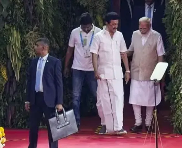 Modi - Stalin : స్టాలిన్‌ చేయి పట్టుకుని నడిపించిన మోడీ!