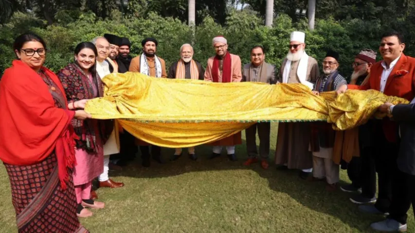 Modi: ముస్లిం సంఘాల ప్రతినిధులతో మోదీ మీటింగ్‌..  పవిత్ర చాదర్‌ను గిఫ్ట్‌ ఇచ్చిన ప్రధాని!