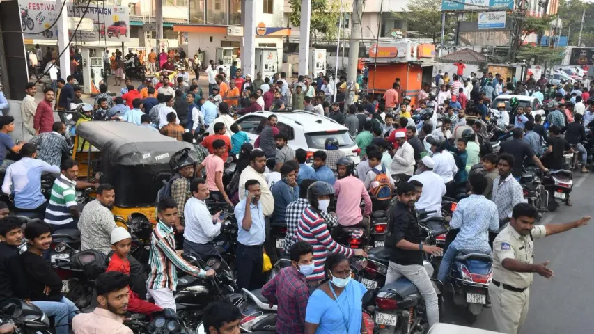 No Petrol : రేపటి నుంచి పెట్రోల్ బంద్ అని ప్రచారం.. బంకుల ముందు భారీ క్యూలు
