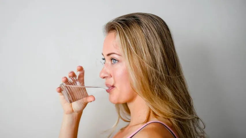 Health Tips : ఆరోగ్యానికి మంచివని వేడి నీళ్లు తాగుతున్నారా? ఆరోగ్యానికి ఎసరు పెట్టినట్లే..!!