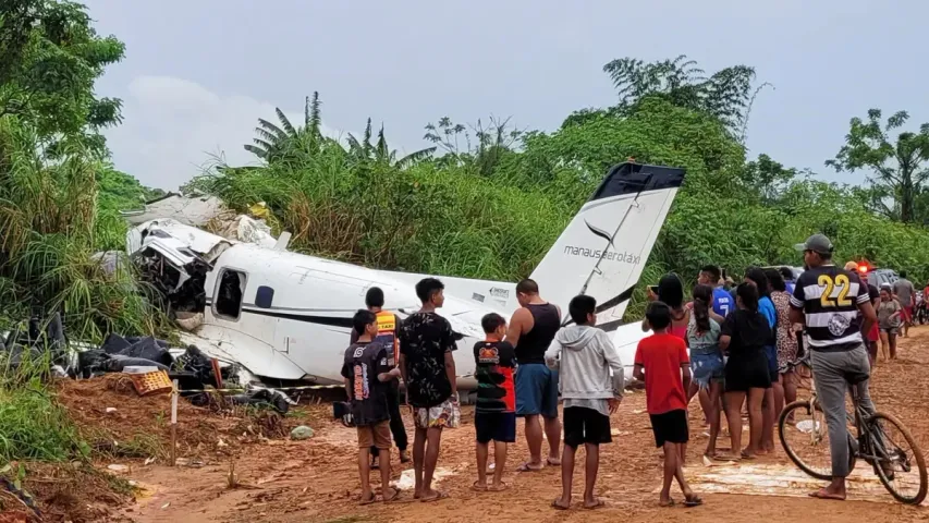 Plane Crash : గాల్లో ఉండగానే ముక్కలై కుప్పకూలిన విమానం.. ఏడుగురు మృతి